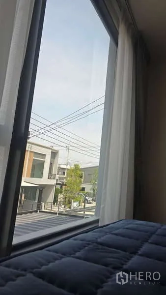 Townhouse for rent in Bang Phli, Samut Prakan - Bedroom window view over quiet townhouse street in gated community.