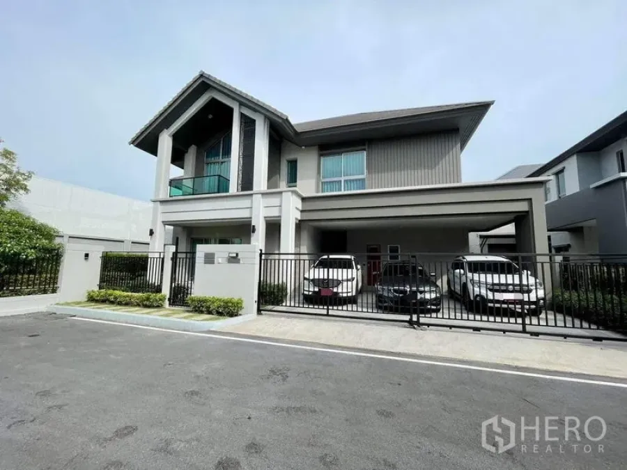 独立式住宅 出售在Bueng Kum, Bangkok - 现代两层独栋别墅，前方带电动门和多车位车棚。