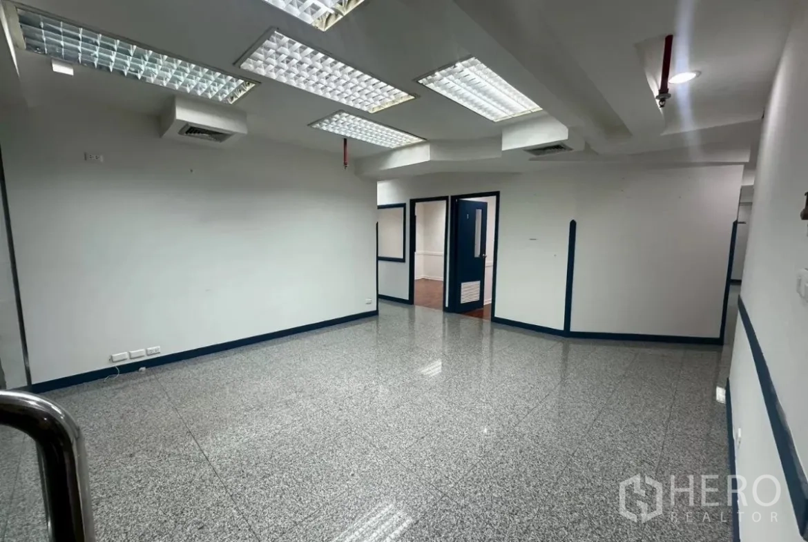 สำนักงาน ให้เช่าในKhlong Toei, Bangkok - โซนทำงานเปิดโล่ง พื้นแกรนิตเงา และไฟเพดาน
