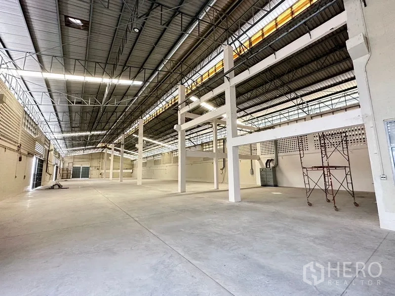 โรงงาน ให้เช่าในLam Luk Ka, Pathum Thani - ฮอลล์โกดังโปร่ง หลังคาโครงเหล็กสูงและพื้นคอนกรีต