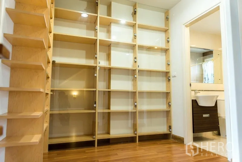 ทาวน์เฮาส์ ขายในWang Thonglang, Bangkok - พื้นที่เก็บของแบบวอล์กอิน ชั้นวางเต็มผนัง เชื่อมต่อห้องน้ำ