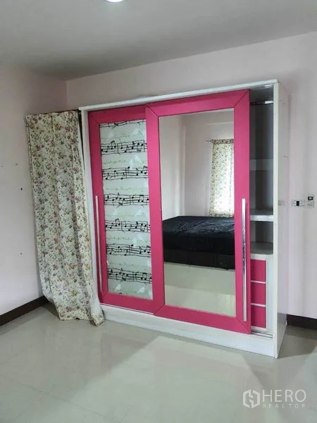 Townhouse for sale in Khlong Toei, Bangkok - Bedroom corner featuring a pink sliding-door wardrobe with mirror.