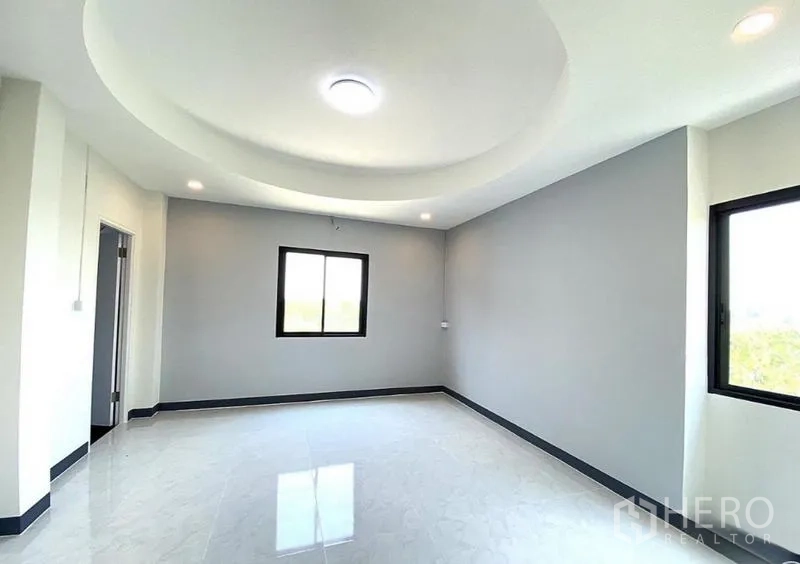 Warehouse for rent in Lat Lum Kaeo, Pathum Thani - Upstairs office room with circular recessed ceiling and abundant natural light.