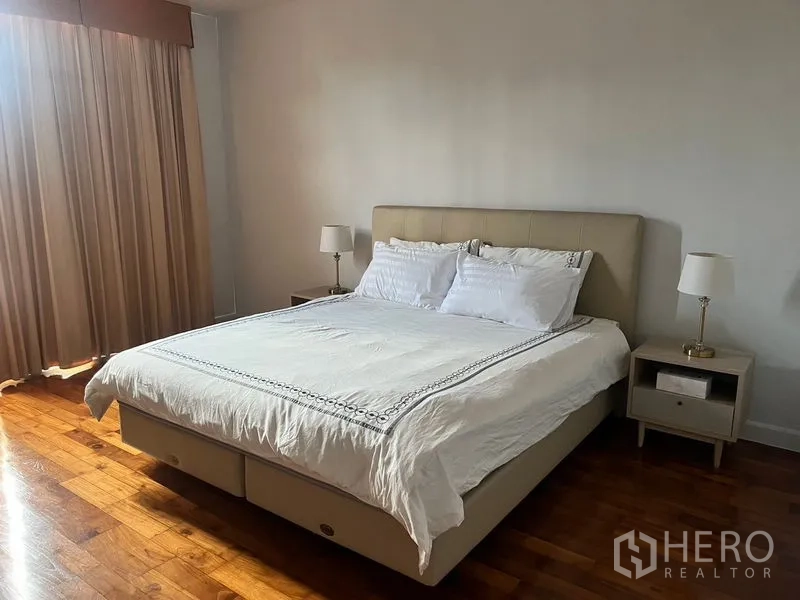 คอนโด ให้เช่าในSathon, Bangkok - ห้องนอนหลักเตียงใหญ่หุ้มหนัง พร้อมโต๊ะหัวเตียงคู่