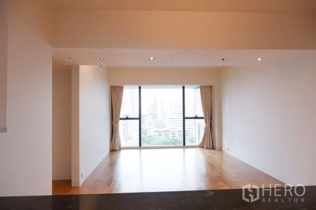 公寓 出售在Sathon, Bangkok - 宽敞客厅，巨幅观景窗眺望城市天际线。