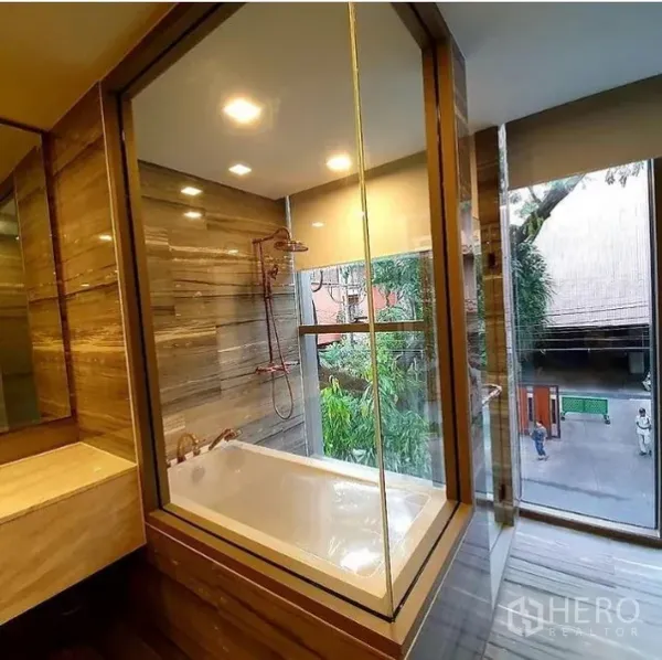 คอนโด ให้เช่าหรือขายในWatthana, Bangkok - อ่างอาบน้ำแบบกระจกพร้อมเรนชาวเวอร์ มองออกไปเห็นสวน