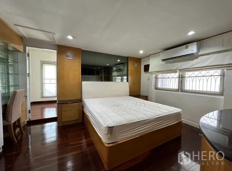 สำนักงานที่บ้าน ให้เช่าในSuan Luang, Bangkok - ห้องนอนใหญ่ เตียงคิงไซส์ แอร์ และผนังกระจกเงา