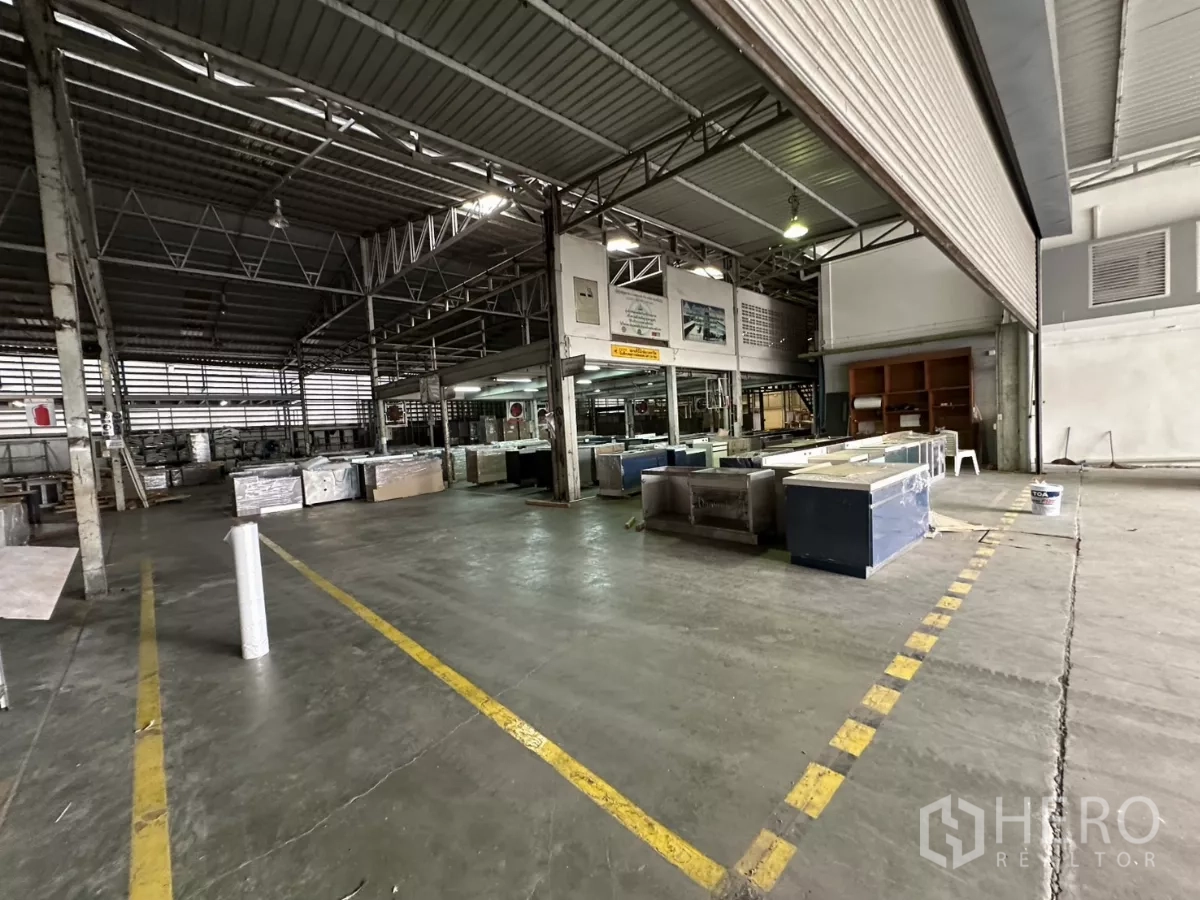 Warehouse for rent in Yan Nawa, Bangkok - Spacious warehouse interior with high steel roof, marked lanes and packing area.