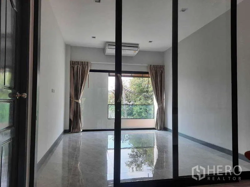 สำนักงานที่บ้าน ให้เช่าในHuai Khwang, Bangkok - ห้องกั้นกระจกหันหน้าออกระเบียง มองเห็นยอดไม้สีเขียว