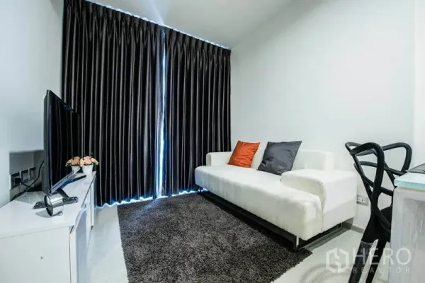 คอนโด ให้เช่าในKhlong Toei, Bangkok - ห้องนั่งเล่นคอนโดเอกมัย โซฟาสีขาว ตู้ทีวี และผ้าม่านทึบ