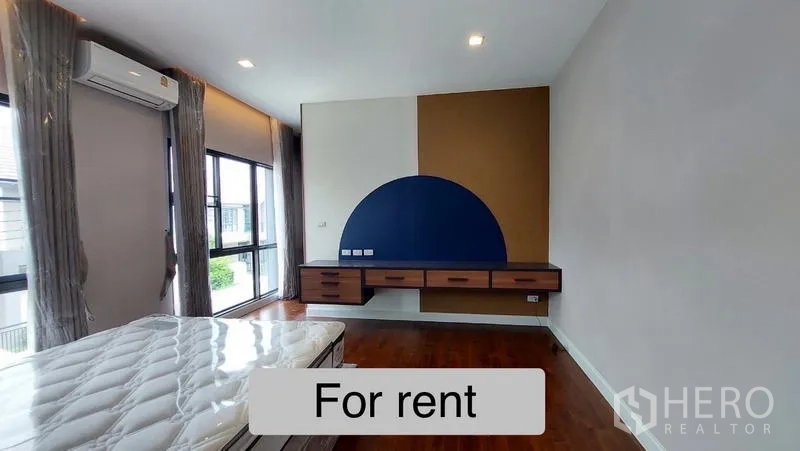 独立式住宅 出租 - 次卧配木地板、悬浮书桌与转角大窗。