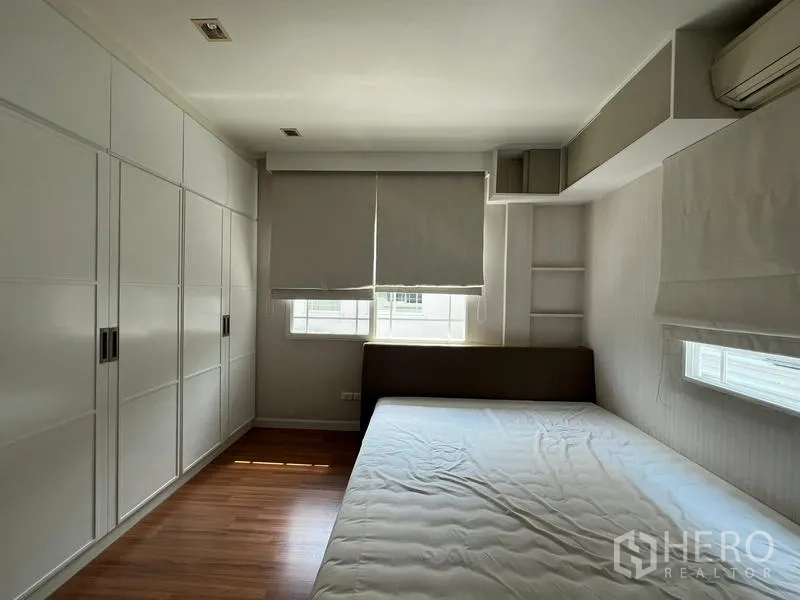 บ้าน ให้เช่าในBang Kapi, Bangkok - ห้องนอนพร้อมตู้เสื้อผ้าบานใหญ่ทั้งผนังและหน้าต่างขนาดใหญ่