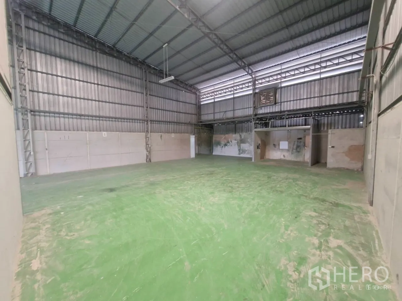 คลังสินค้า ให้เช่าในThung Khru, Bangkok - พื้นที่เก็บสินค้ากว้างเพดานสูงผนังเมทัลชีทพื้นสีเขียว