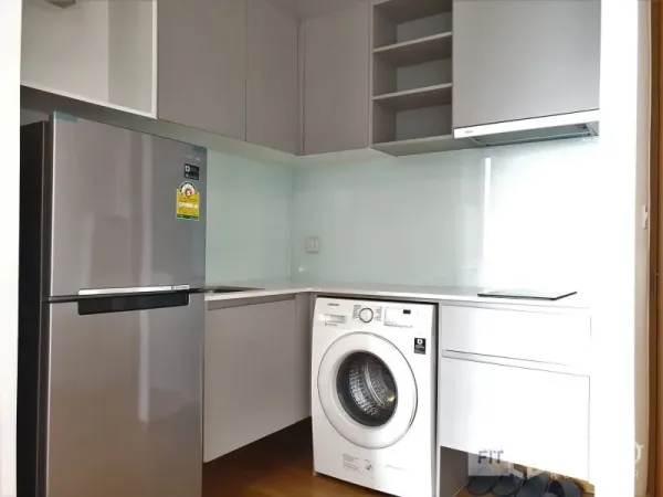 公寓 出租或出售在Bang Rak, Bangkok - 紧凑型一字厨房，配备冰箱、洗衣机、灶台与上柜。