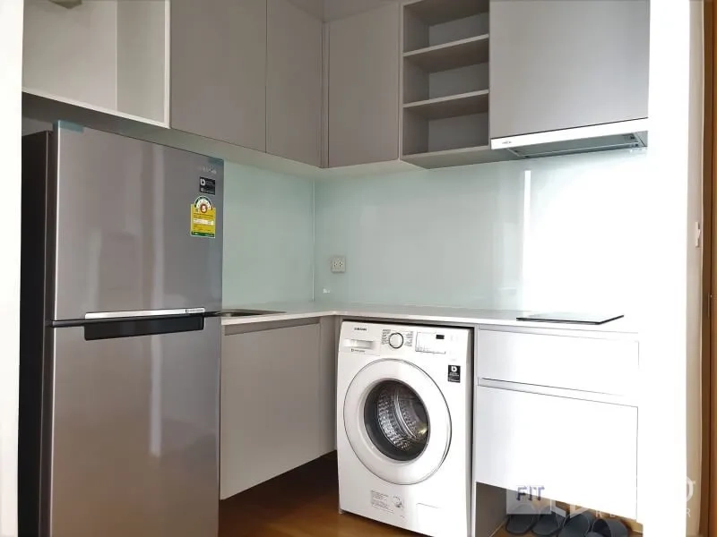 公寓 出租或出售在Bang Rak, Bangkok - 紧凑型一字厨房，配备冰箱、洗衣机、灶台与上柜。