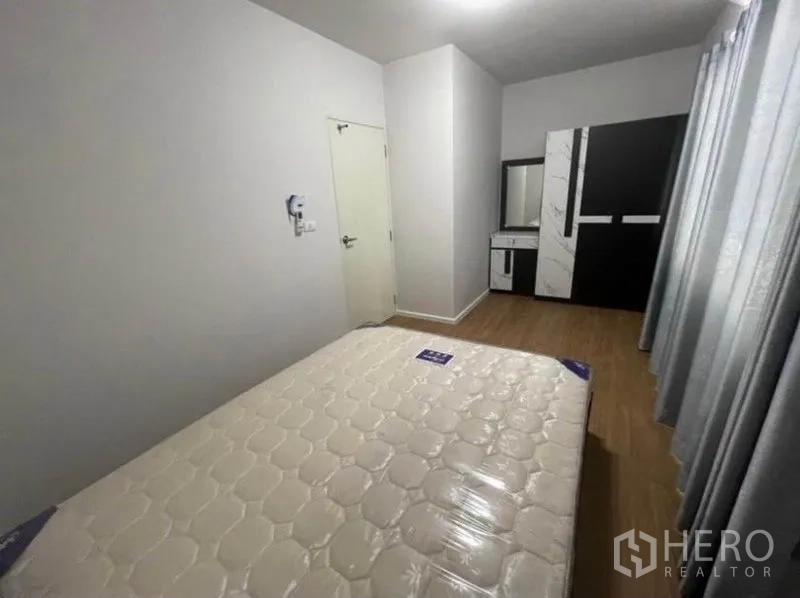 Townhouse for rent in Phasi Charoen, Bangkok - Bedroom angle showing wardrobe and dressing table beside the window.