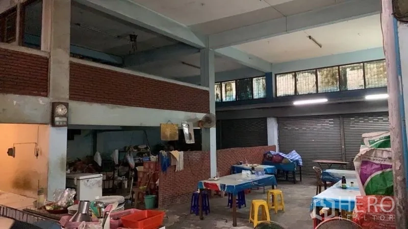 อาคารพาณิชย์ ขายในKhlong Toei, Bangkok - พื้นที่ชั้นล่างแบบเปิดโล่ง เพดานสูง กำแพงครึ่งอิฐ และประตูม้วนหลายบาน