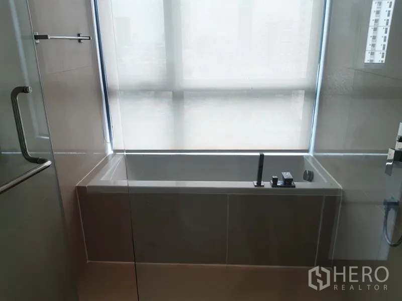 คอนโด ให้เช่าในWatthana, Bangkok - ห้องน้ำมีอ่างอาบน้ำข้างหน้าต่างฝ้า และตู้ Shower กระจก