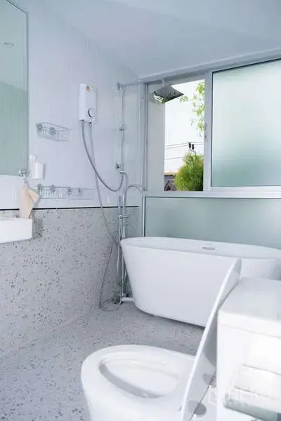 Home Office for rent in Phra Khanong, Bangkok - Bright bathroom featuring a freestanding tub, rain shower and frosted window.