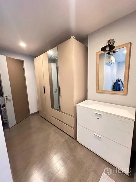 คอนโด ให้เช่า - พื้นที่แต่งตัวสว่าง ตู้บิวท์อินและตู้สีขาว