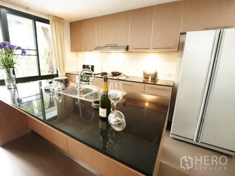 บ้าน ให้เช่าในKhlong Toei, Bangkok - ห้องครัวสมัยใหม่มีไอส์แลนด์ ท็อปหิน และตู้บิลท์อิน