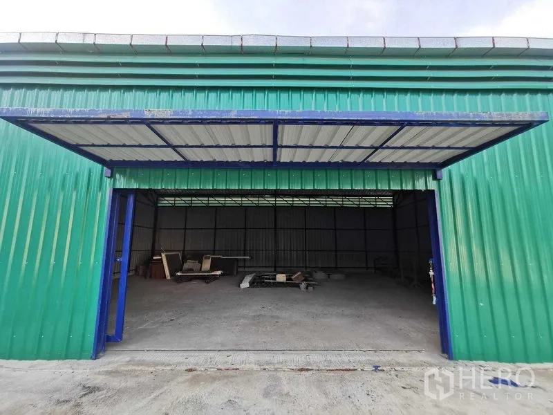 Warehouse for rent in Bang Na, Bangkok - Open blue sliding doors and canopy at the warehouse entry