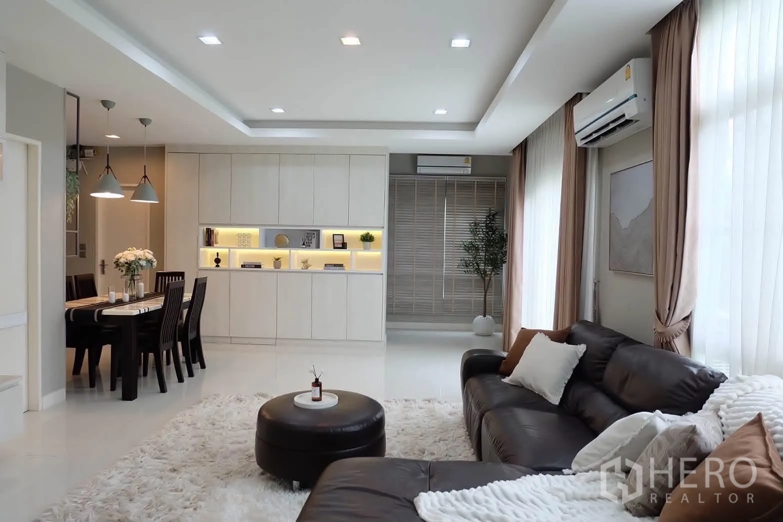 Detached House for rent in Bang Phli, Samut Prakan - Wide view of airy lounge with large windows and soft décor.
