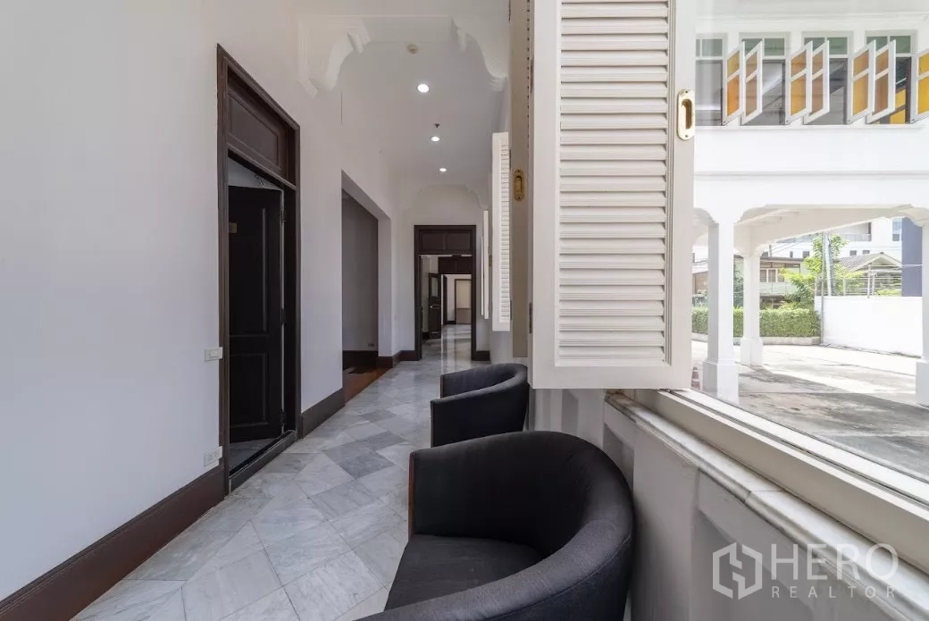 พื้นที่ขายปลีก ให้เช่าในBang Rak, Bangkok - ระเบียงทางเดินร่มรื่น หน้าต่างบานเกล็ดเปิด และเก้าอี้นั่งพัก