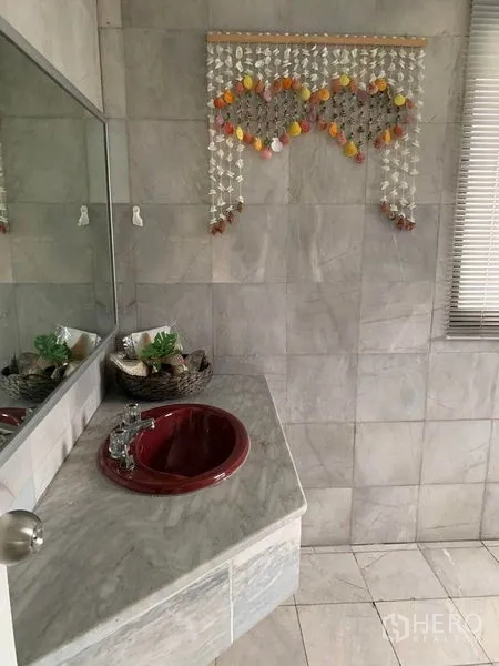 Townhouse for rent in Watthana, Bangkok - Tiled bathroom vanity with red sink and a large wall mirror.