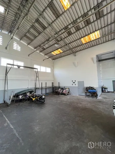 คลังสินค้า ให้เช่าในThung Khru, Bangkok - มุมโกดังเคลียร์สเปซสูง มีหน้าต่างข้าง พื้นคอนกรีต และชั้นวางอุปกรณ์