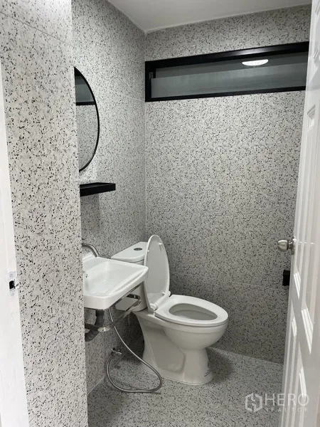 สำนักงานที่บ้าน ให้เช่าในKhlong Toei, Bangkok - ห้องน้ำขนาดกะทัดรัด ผนังลายเทอราซโซ กระจกกลม สุขภัณฑ์สีขาว