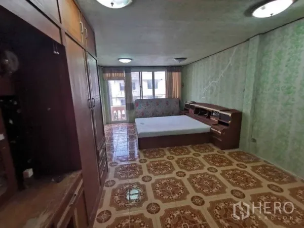 อาคารพาณิชย์ ให้เช่าในSuan Luang, Bangkok - ห้องนอนขนาดใหญ่มีประตูกระจกออกสู่ระเบียง ตู้เสื้อผ้า และพื้นกระเบื้องลาย