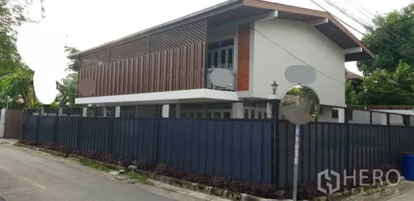 带办公室的家 出租在Chatuchak, Bangkok - 拐角地块家庭办公楼，竖向格栅立面与高围栏，静巷环境。