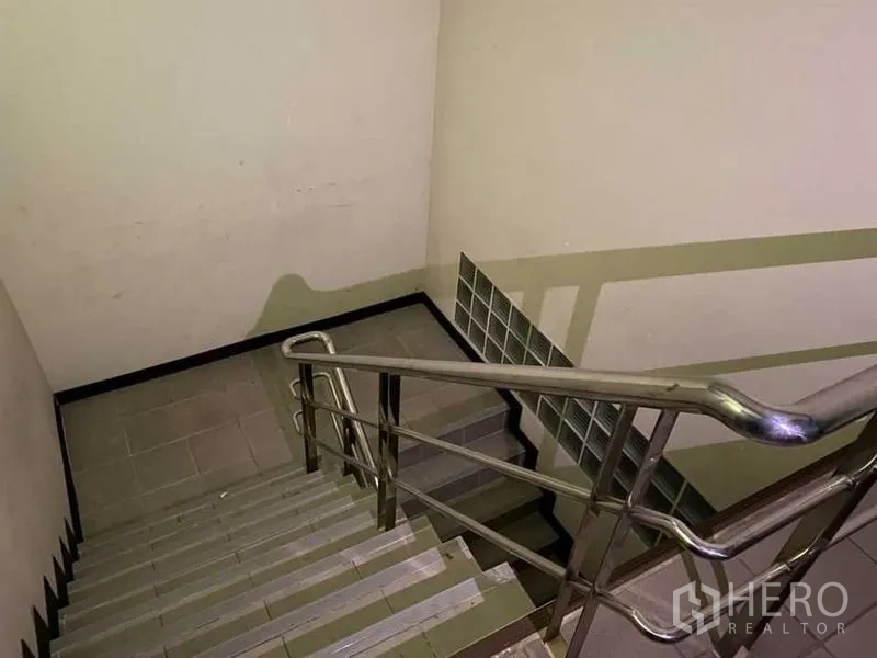 零售空间 出租 - 商业楼内不锈钢扶手楼梯间。