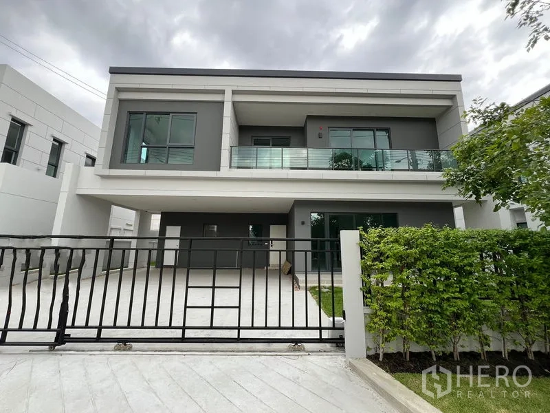 Detached House for rent or sale in Bang Phli, Samut Prakan - Modern two-storey detached house exterior with gated driveway and glass balcony in Bang Phli.