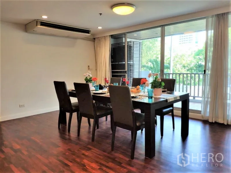 Condominium for rent in Bang Rak, Bangkok - Bright dining area with six-seat table and sliding glass doors opening to the balcony.