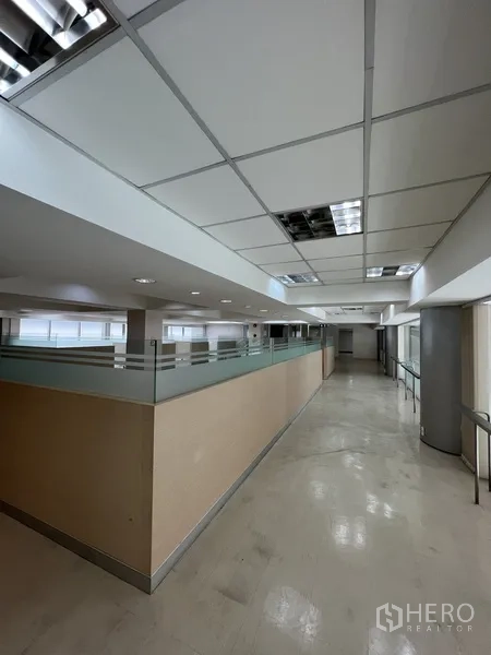 零售空间 出租在Huai Khwang, Bangkok - 上层通道，分隔式办公区与玻璃隔断。