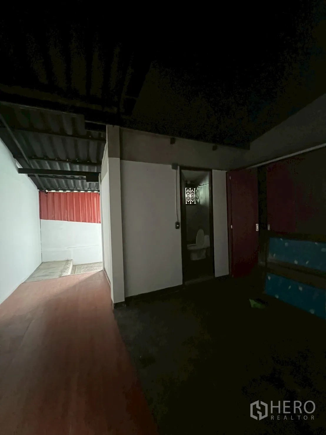 Home Office for rent in Watthana, Bangkok - Upper-floor area with a separate toilet room and adjoining space.