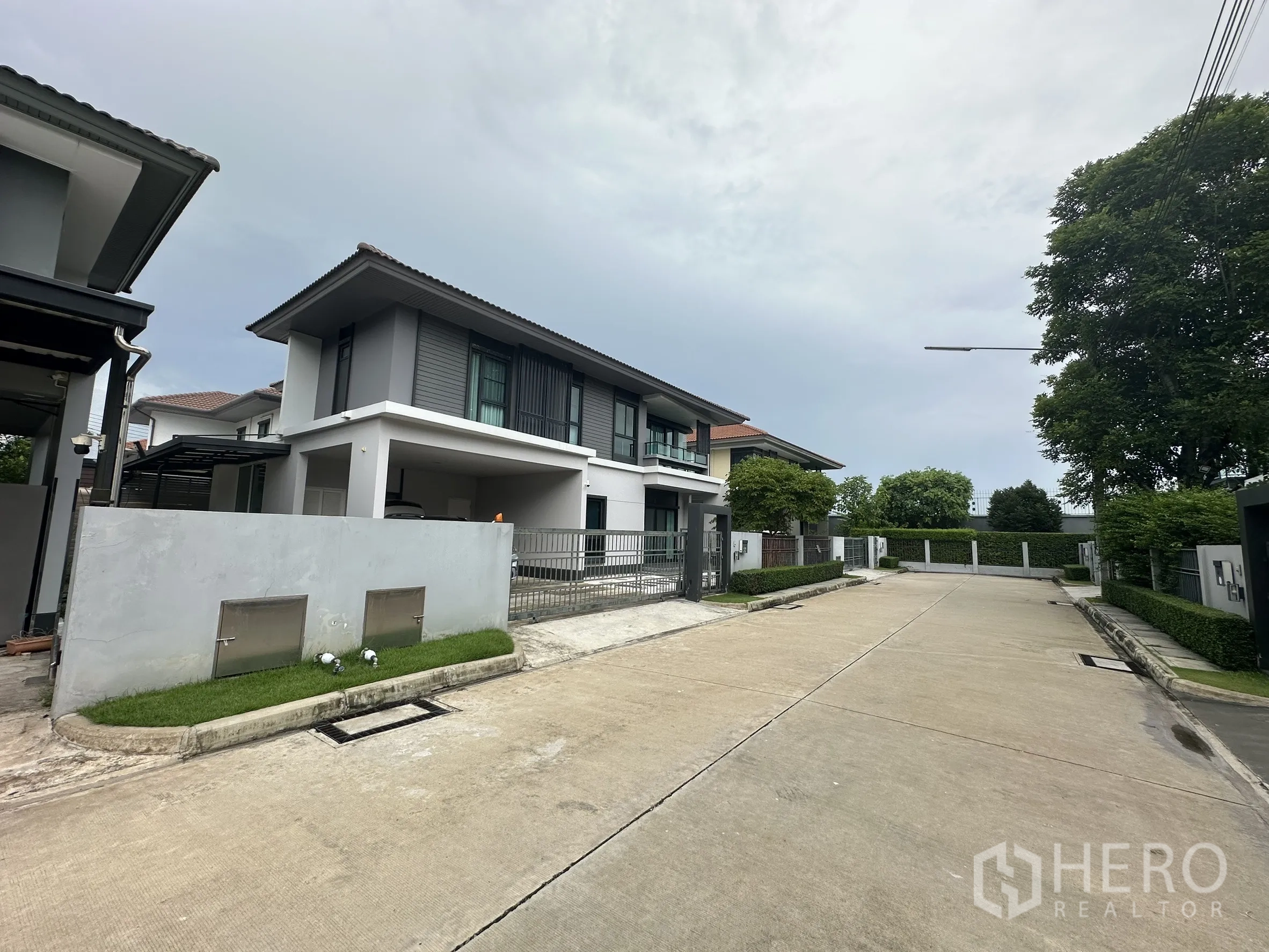 บ้าน ให้เช่าในLam Luk Ka, Pathum Thani - ถนนภายในโครงการเงียบสงบ บ้านตั้งอยู่หัวมุม