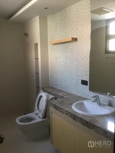 带办公室的家 出租在Suan Luang, Bangkok - 浴室设石材台面、盥洗盆与马赛克墙面。