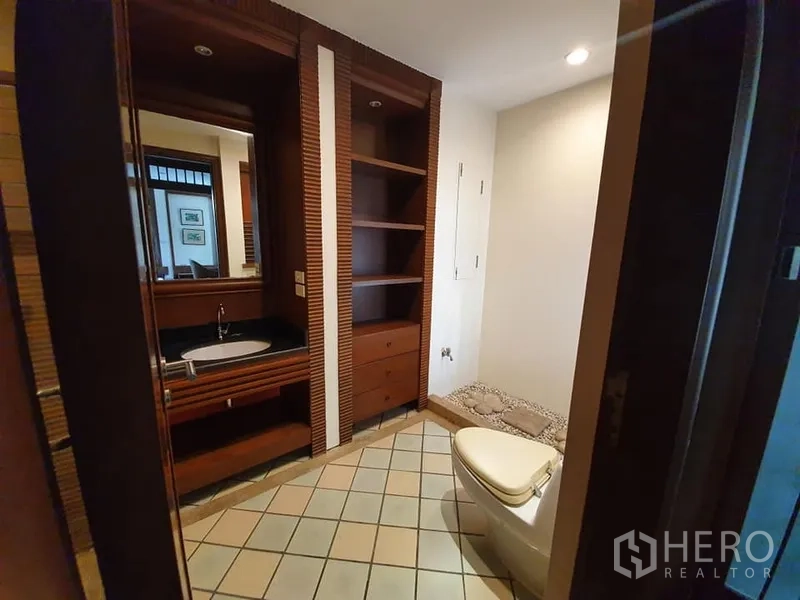 Detached House for rent in Wang Thonglang, Bangkok - Additional bathroom with built-in shelving, vanity and toilet.