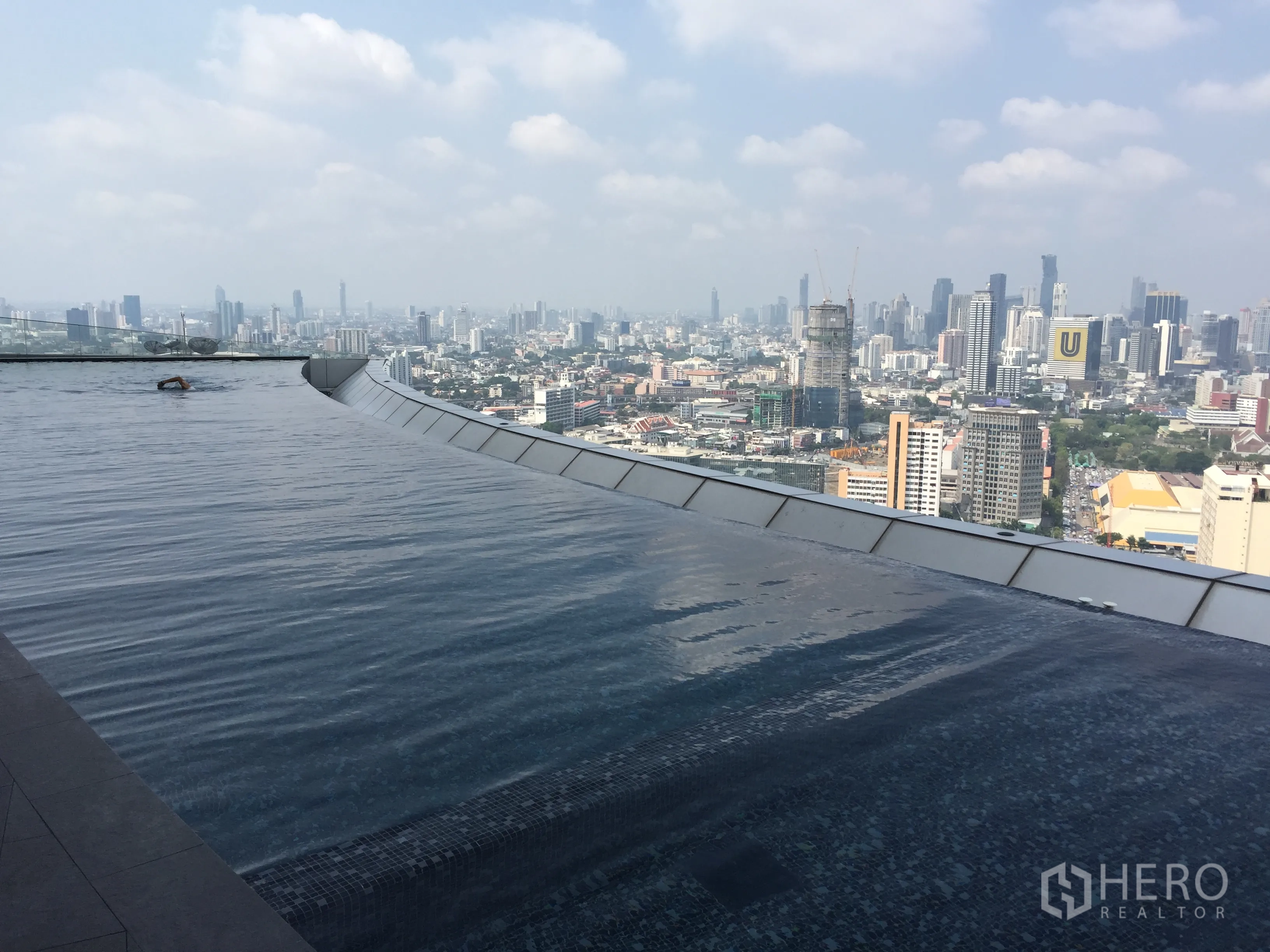 คอนโด ให้เช่าหรือขายในKhlong Toei, Bangkok - สระว่ายน้ำอินฟินิตี้รูฟท็อป มองเห็นวิวเมืองกรุงเทพฯ แบบพาโนรามา