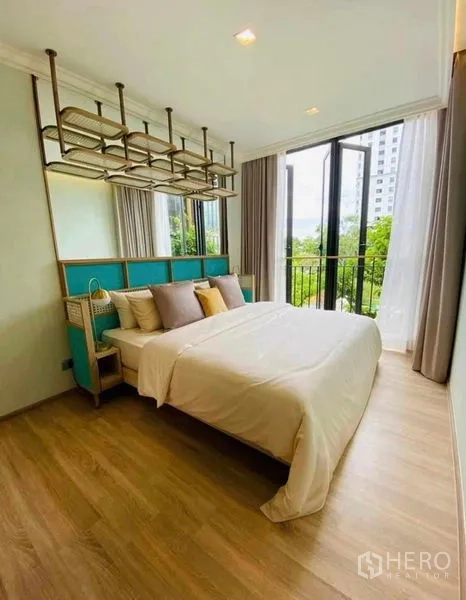 คอนโด ให้เช่าในWatthana, Bangkok - ห้องนอนใหญ่หน้าต่างบานกว้าง พื้นไม้ และระเบียงส่วนตัววิวต้นไม้