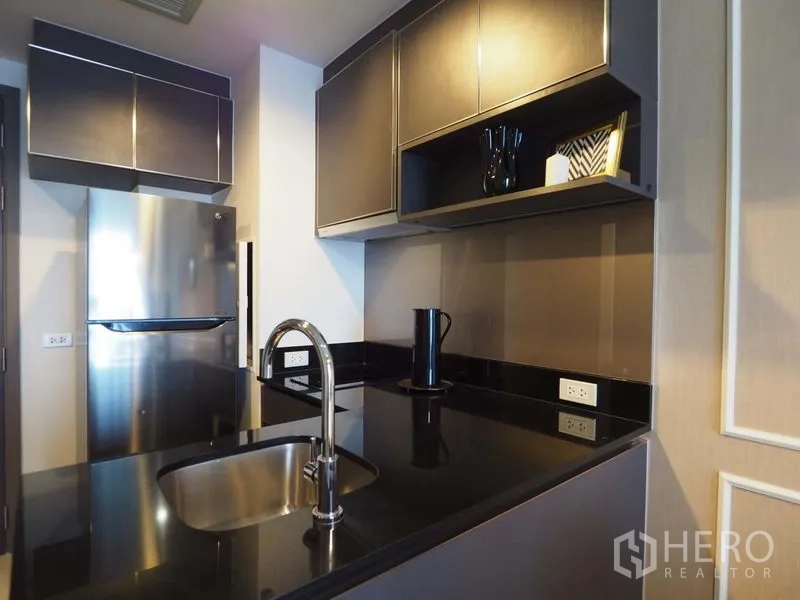 คอนโด ให้เช่าในKhlong San, Bangkok - ครัวสไตล์โมเดิร์น ท็อปหินสีดำ อ่างล้าง และตู้เย็นสเตนเลส