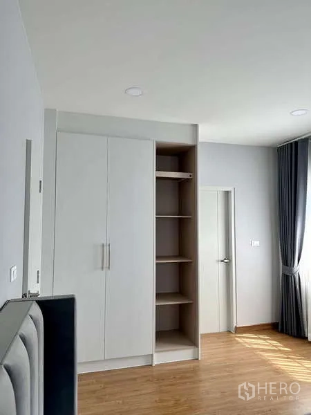 บ้าน ให้เช่าในBang Phli, Samut Prakan - ตู้เสื้อผ้าบิลท์อินพร้อมชั้นเปิดในห้องโทนเรียบ