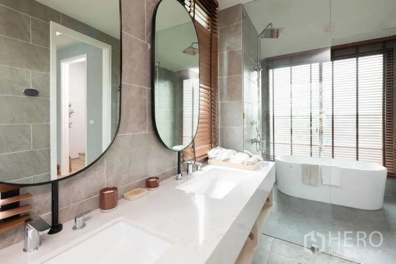 บ้าน ให้เช่าหรือขายในLat Krabang, Bangkok - ห้องน้ำหรู อ่างล้างหน้าแบบคู่ กระจกวงรี อ่างอาบน้ำเดี่ยว และฝักบัวเรนชาวเวอร์