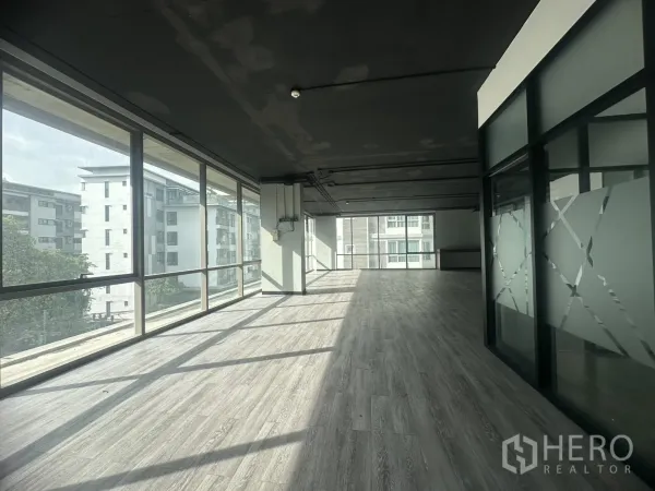 สำนักงาน ให้เช่าในKhlong Toei, Bangkok - ออฟฟิศแบบโอเพ่นสเปซรับแสงธรรมชาติด้วยกระจกเต็มบานและพื้นไวนิลสีเทา เขตคลองเตย