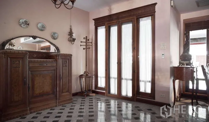 ทาวน์เฮาส์ ให้เช่าในKhlong Toei, Bangkok - โถงทางเข้ามีประตูไม้สูงและตู้ลายฉลุ