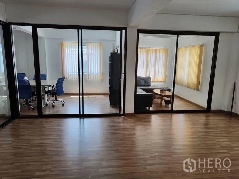 工厂 出售在Sai Noi, Nonthaburi - 采光充足的办公室，滑动玻璃隔断与木地板。