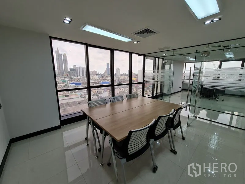 办公空间 出租在Bang Rak, Bangkok - 会议室面向大窗，尽览城市天际线。